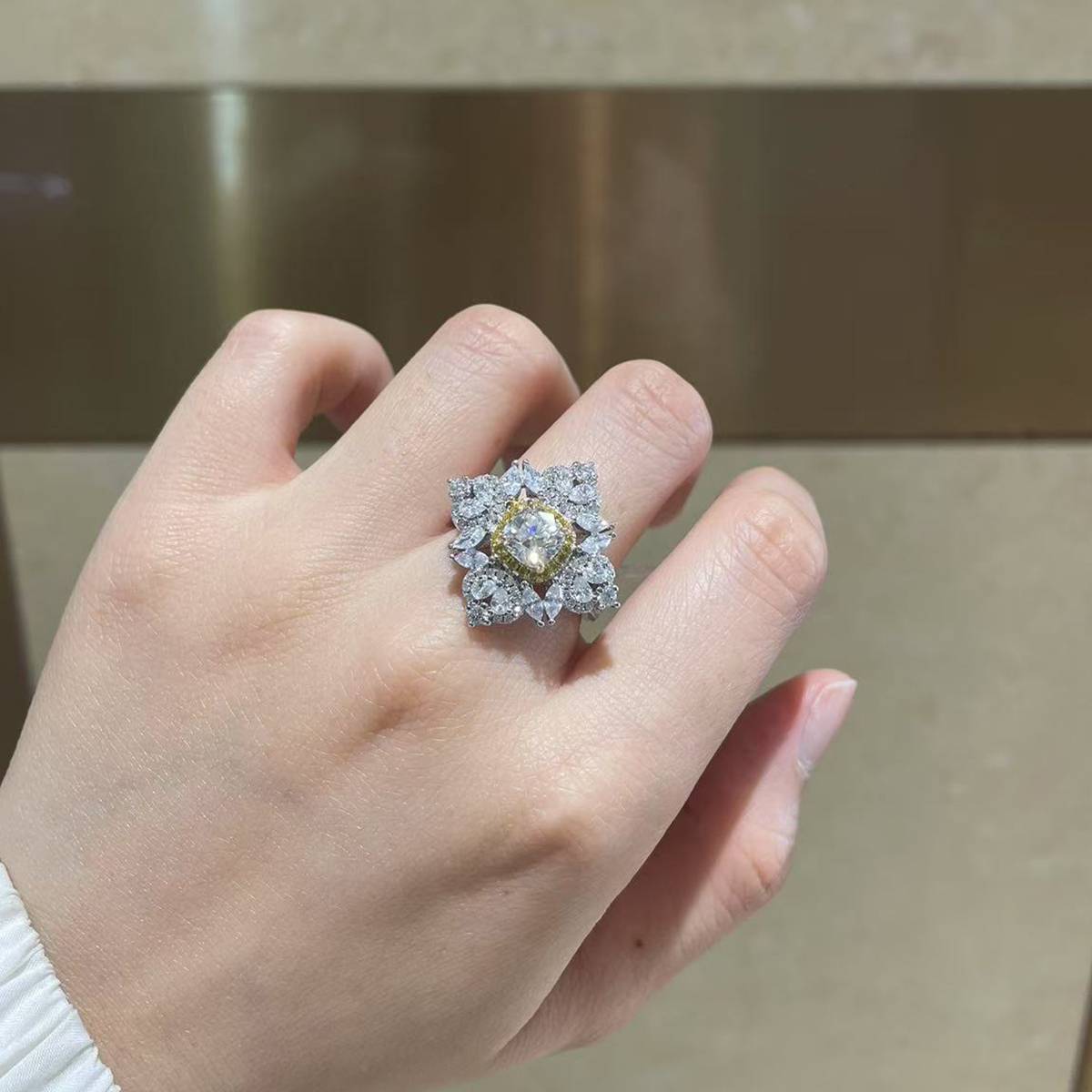 枕形女戒S925银镀白金+K黄定制选款主石莫桑钻1.0ct/副石高碳钻